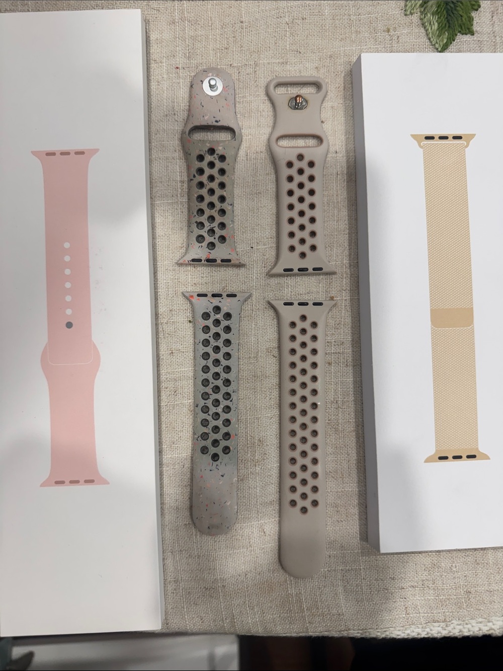 Bundle of 4 Apple Watch 44MM s/m bands - Picture 3 of 8